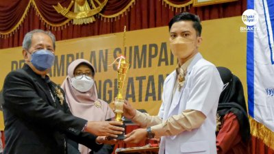 drg. I Gusti Wisnu S menjadi lulusan terbaik sumpah dokter gigi angkatan XXI