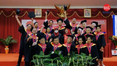  Momen wisuda kali ini memang spesial karena dilaksanakan secara luring yang diikuti oleh 87 wisudawan.