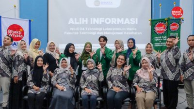 Mahasiswa diwajibkan mempresentasikan hasil laporannya dihadapan para juri untuk dinilai.