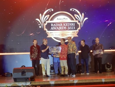 Institut Ilmu Kesehatan Bhakti Wiyata (IIK Bhakta) meraih penghargaan pada Jawa Pos Radar Kediri Awards 2023