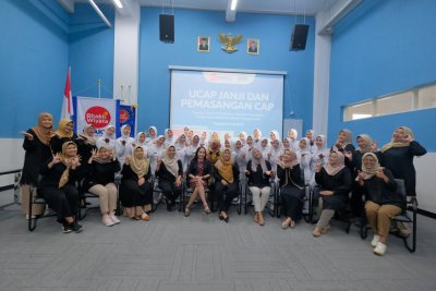 Mereka akan menjalani praktik klinik kebidanan selama satu bulan.