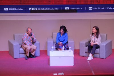 Prof. Dr. apt. Muhamad Zainuddin, Rektor IIK Bhakta menekankan pada kejujuran dan semangat mendidik demi peningkatan mutu pendidikan