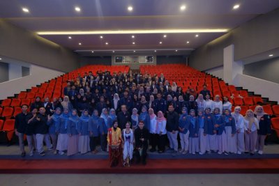 Foto bersama pembimbing dan peserta alih informasi