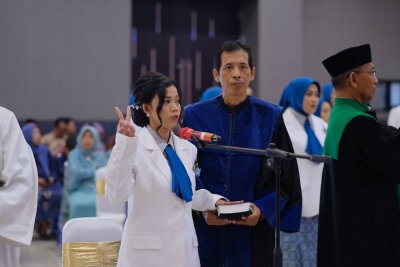 Profesi sumpah berlangsung khidmat dipimpin rohaniawan masing-masing agama.
