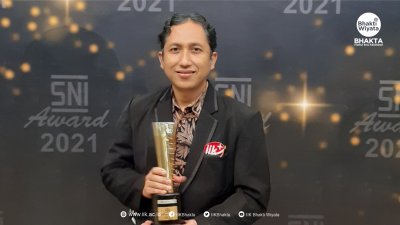 Sekretaris Institut apt. Anang Setyo Wiyono., M.Farm menerima langsung trophy SNI Awards 2021 dari BSN di Gedung B.J Habibie Jakarta , Kamis (18/11/2021)