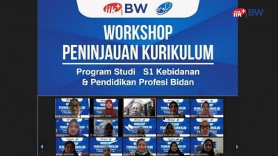 Dr. Yanti, S.ST., M.Keb menyampaikan materi secara daring dalam acara workshop peninjauan kurikulum.